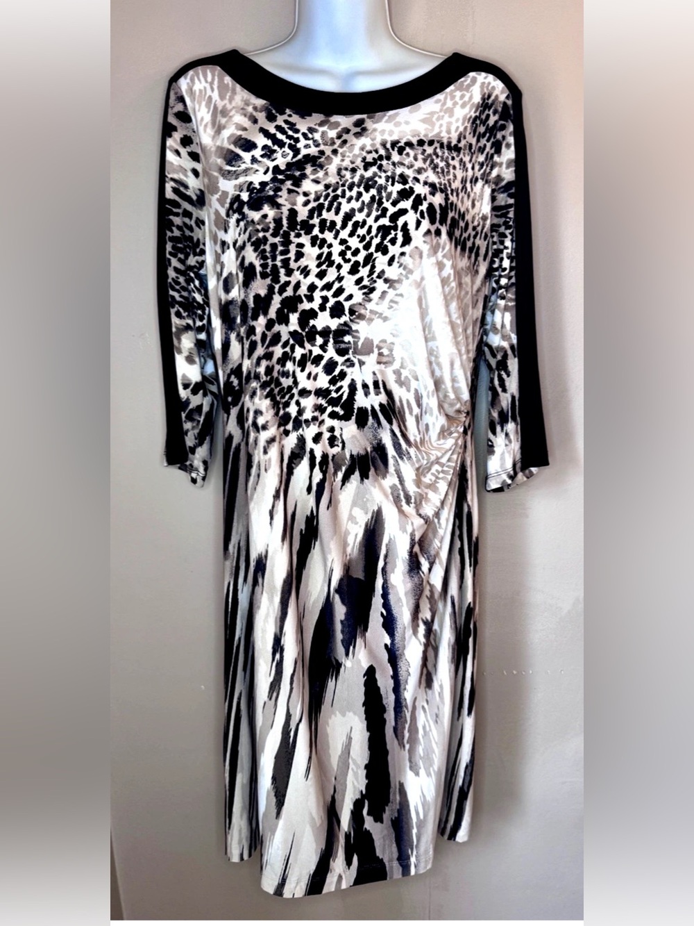 🐆CHICO’S🐆 LEOPARD PRINT JERSEY KNIT RUCHED SIDE 3/4 SLEEVE SHEATH DRESS